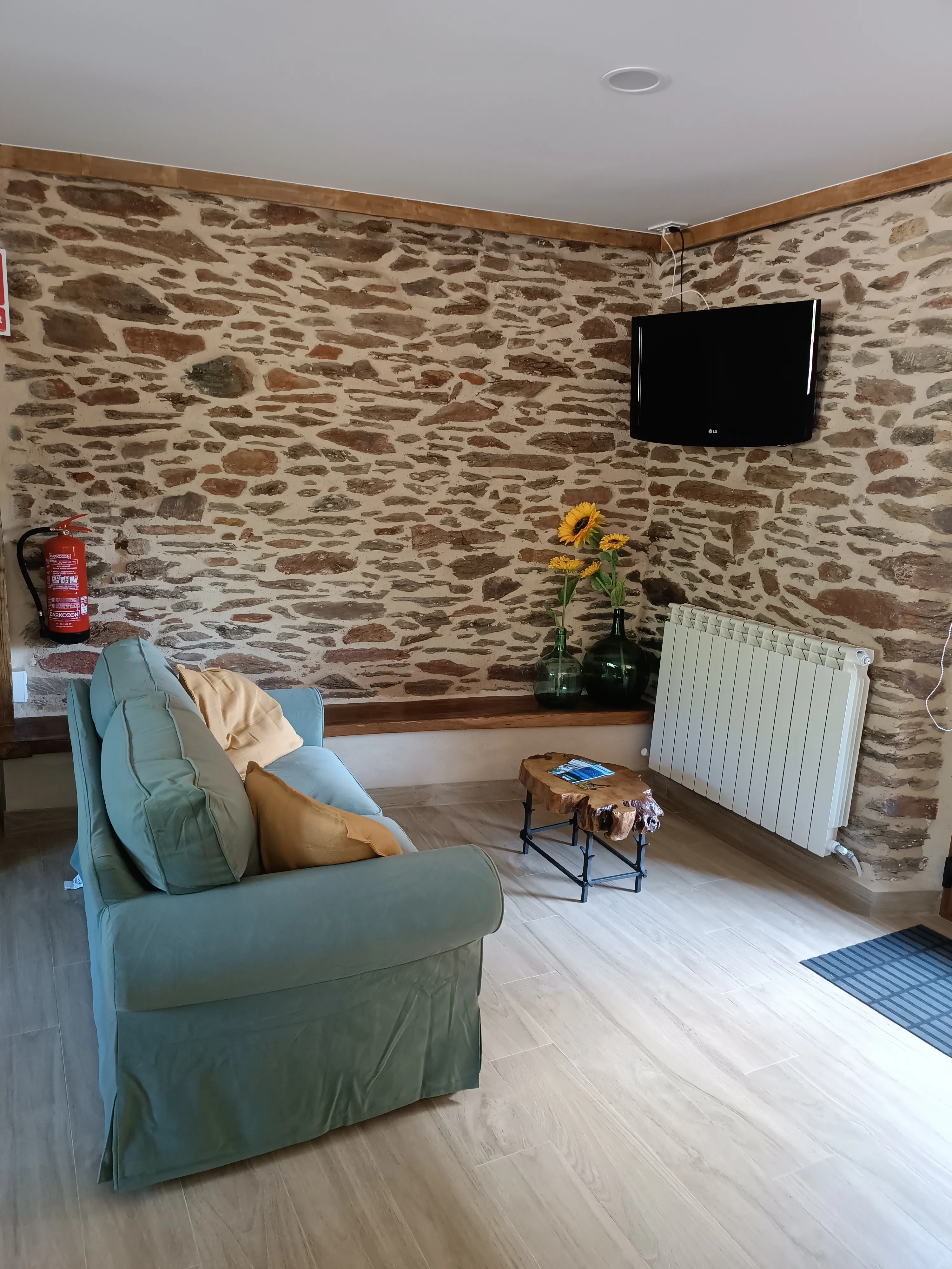 Salón principal con chimenea